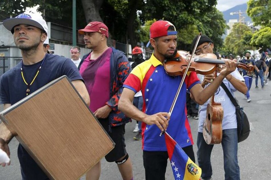 Wuilly Arteaga, el violinista que pone música a las protestas contra Nicolás Maduro