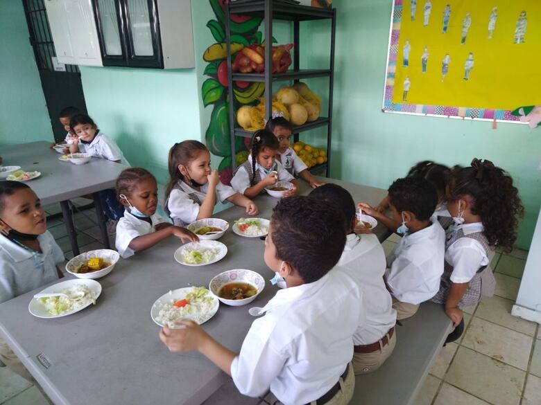 Galletas, granos y cremas aún no llegan a las escuelas