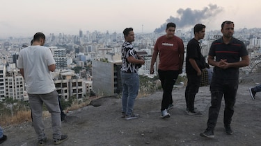 ‘No he conseguido convencer a mis padres para que abandonen su casa’: el miedo de un reportero de la BBC por su familia en Teherán