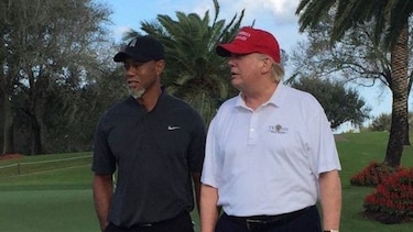 Tiger Woods juega al golf con Donald Trump