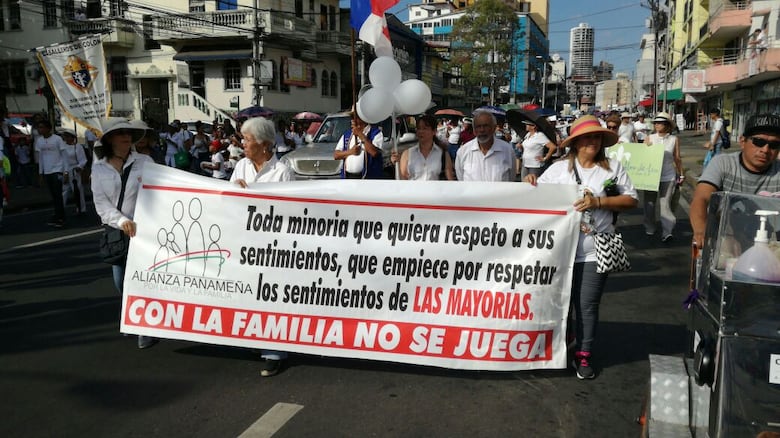 Grupos marchan 'en defensa de la familia'