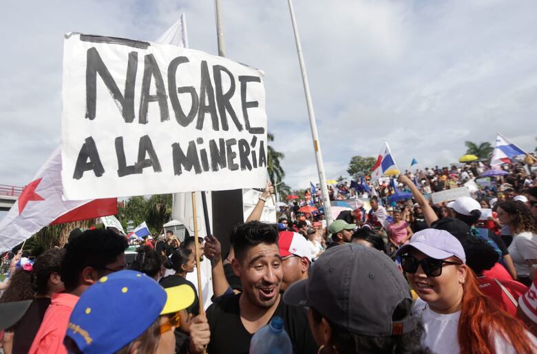 ‘Abajo el contrato minero’ piden los ciudadanos en una protesta en la cinta costera 