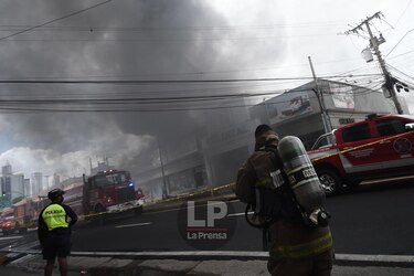 Bomberos controlan incendio en local comercial en el sector de El Carmen