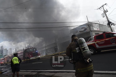 Bomberos controlan incendio en local comercial en el sector de El Carmen