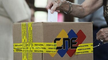 Agobiados por la crisis los venezolanos van a elecciones municipales