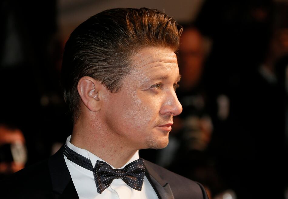 El actor Jeremy Renner sufre un accidente mientras quitaba la nieve