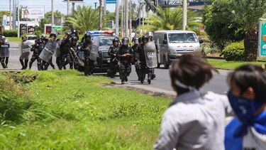 Policía y manifestantes nicaragüenses se enfrentan tras misa por opositores excarcelados