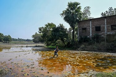 El auge de las baterías provoca una epidemia de intoxicación por plomo en Bangladés