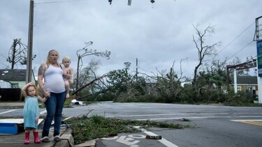 Michael se degrada a tormenta tropical tras sembrar devastación en Florida
