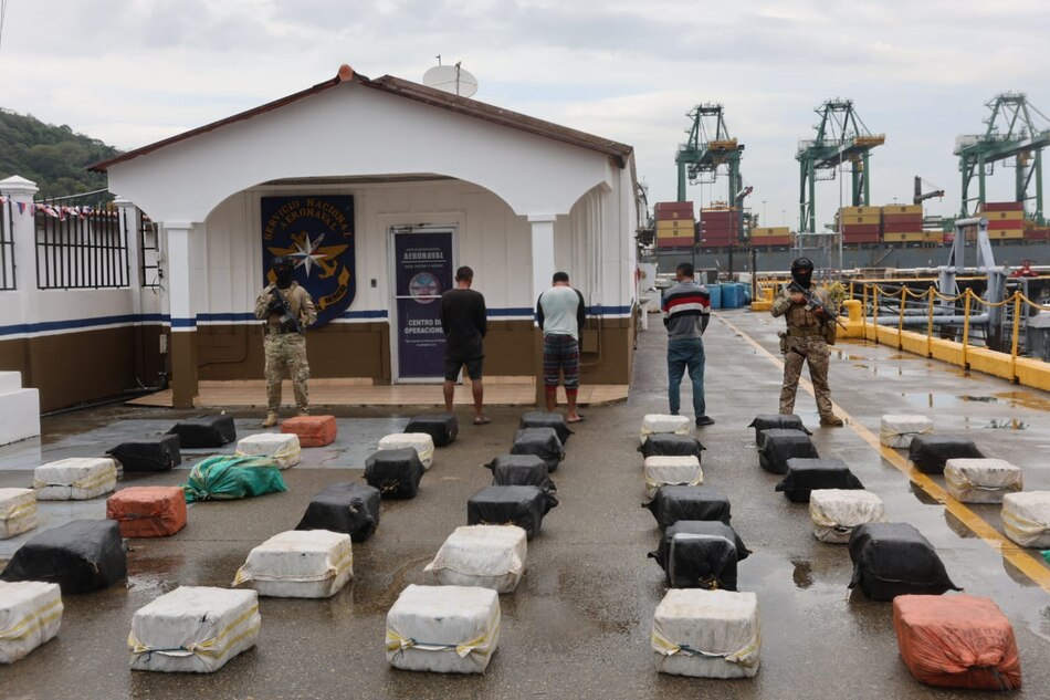 Senan decomisa más de 1,000 paquetes de droga en una lancha al sur de Punta Coco