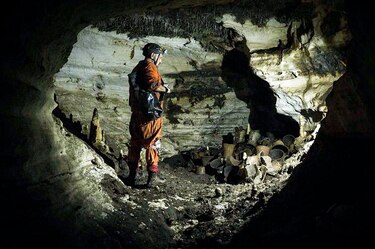 Hallan cueva con 200 recipientes en ruinas mayas de Chichén Itzá