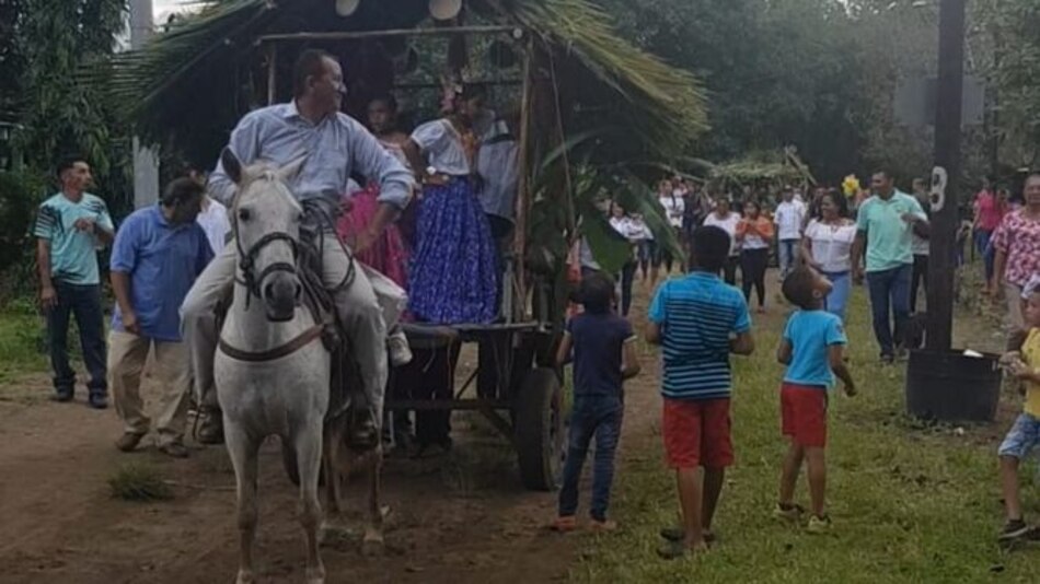 Con desfile de carretas, Isla Cañas celebra el 3 de noviembre