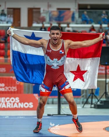 Ángel Cortés obtiene oro y es recibido con murga en el Aeropuerto de Tocumen
