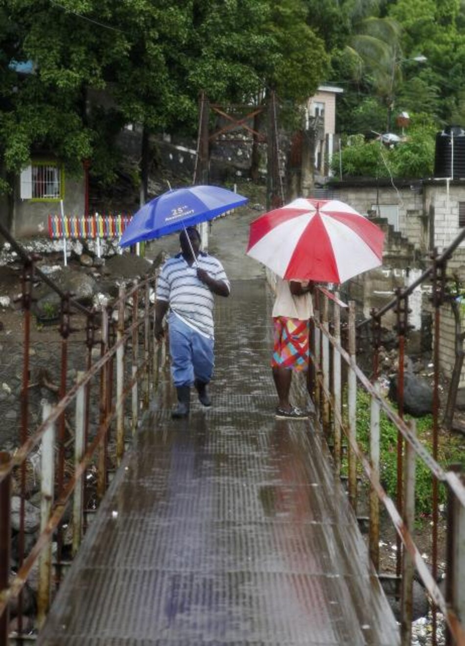 Tormenta tropical 'Sandy' se convierte en huracán a punto de llegar a Jamaica