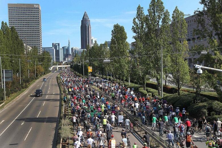 El automóvil, blanco de la 'generación del clima' en Alemania