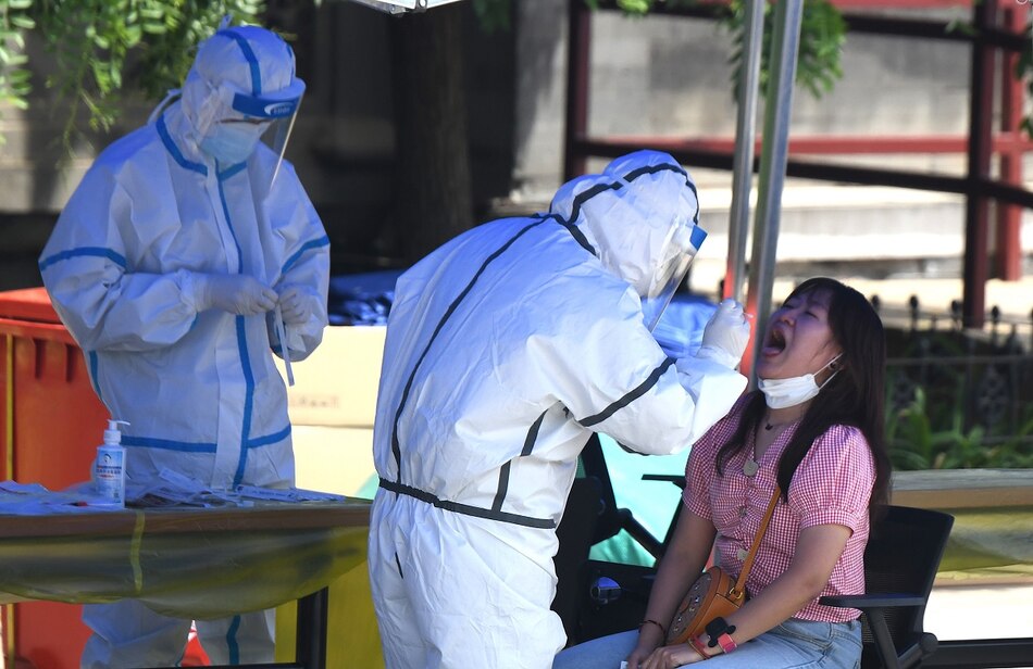 Detectan 27 nuevos casos de coronavirus en Pekín; cierran un mercado y siete barrios