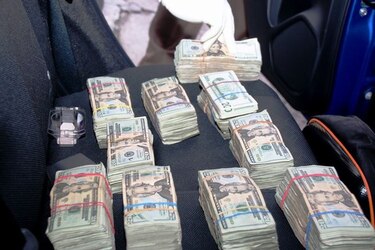 Incautan dinero en manos de extranjeros