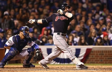 Cleveland castiga a Chicago y está a una victoria del título