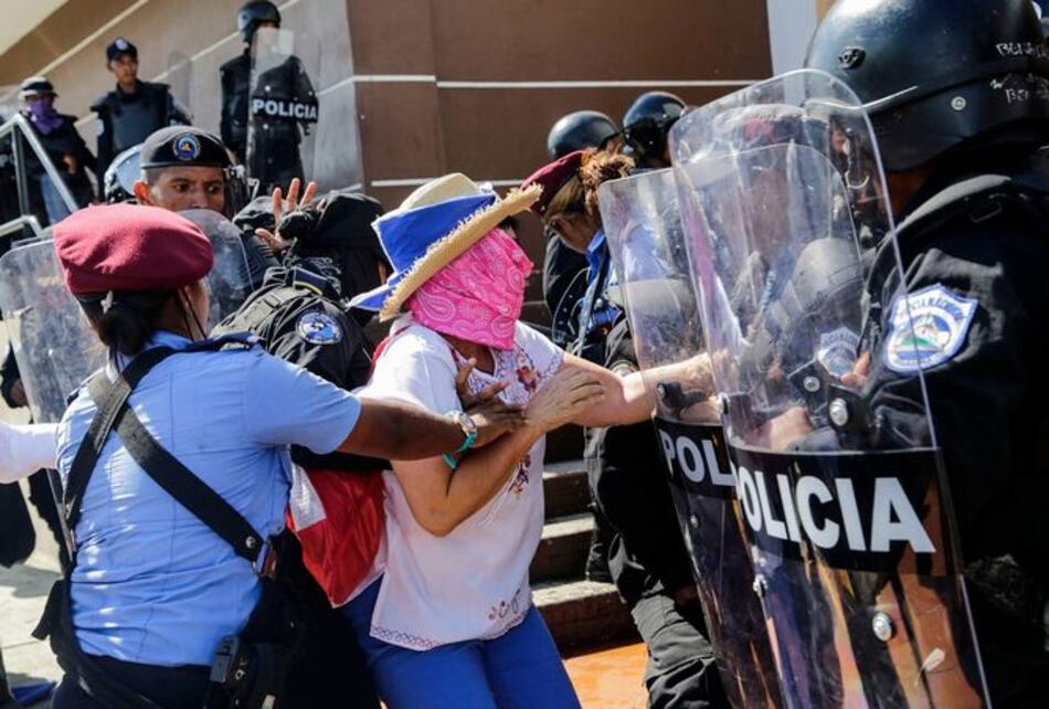 Mujeres nicaragüenses muestran sus 'labios rojos' por libertad de presos políticos