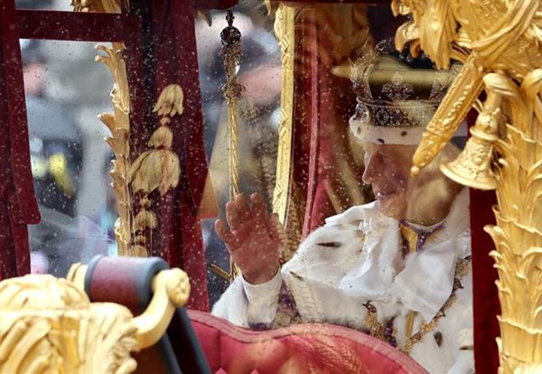 En imágenes - Carlos y Camila son coronados reyes