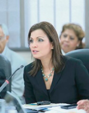 Auditoría vincula a Ana Giselle Rosas de Vallarino con 241 becas del Ifarhu