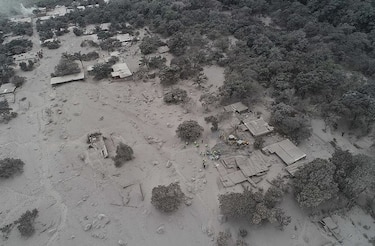 Erupción deja 75 muertos y casi 200 desaparecidos en Guatemala