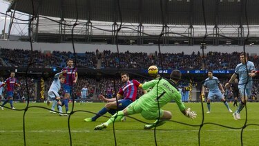 Manchester City gana y empata en la cima con Chelsea
