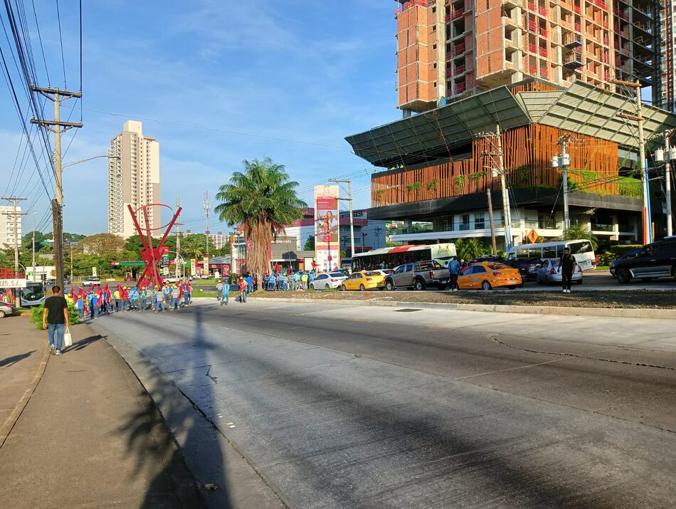 Cierres de vías en varios puntos del país en rechazo al contrato minero