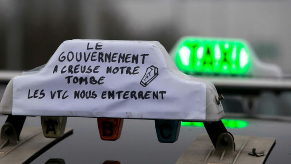 Francia: Escuelas, taxis y controladores aéreos, en huelga