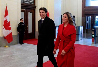 Trudeau trabaja desde su casa y su esposa es examinada por Covid-19