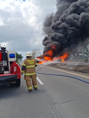 Se incendia camión cisterna y cierran la Interamericana cerca de Antón