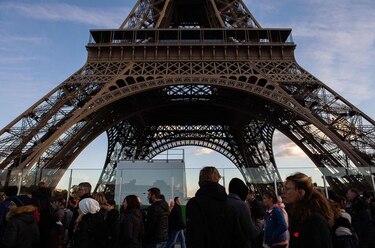 Torre Eiffel y otros sitios turísticos cerrarán el 8 de diciembre por temor a los disturbios