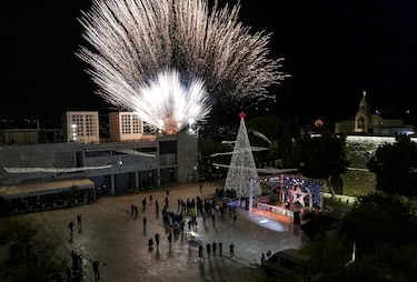 Belén ilumina su árbol de Navidad sin público