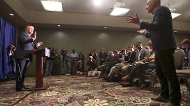 Periodistas hispanos condenan que Trump sacara a presentador de Univisión en uno de sus actos