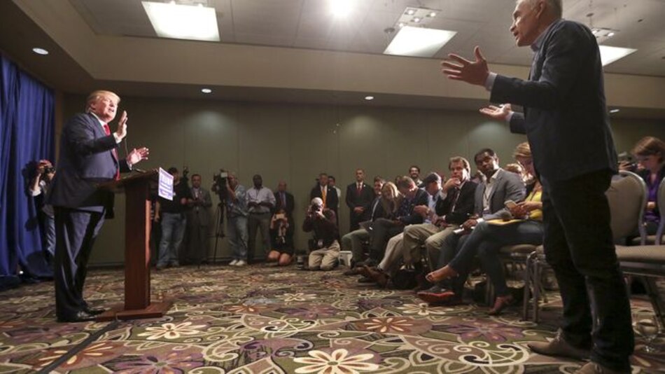 Periodistas hispanos condenan que Trump sacara a presentador de Univisión en uno de sus actos