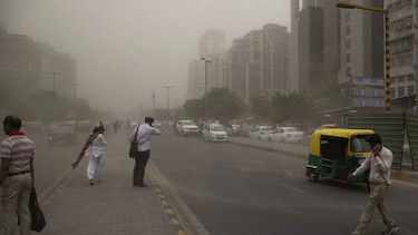 Poderosa tormenta de arena y lluvia azota India: 91 muertos