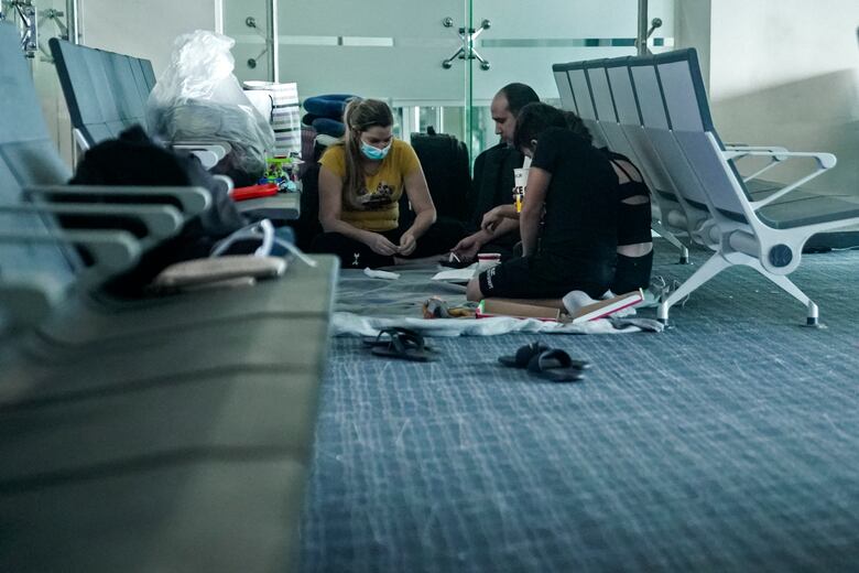 Sala 147, el limbo de una familia cubana en el aeropuerto de Panamá