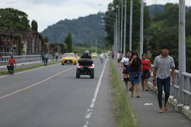 Bocas del Toro sigue bloqueado; turistas y residentes improvisan para movilizarse