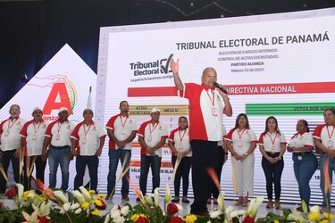 José Muñoz se reelige y dice que en Panamá ‘nadie gana solo’