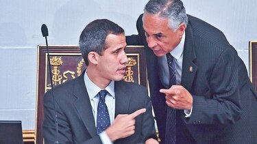 Justicia oficialista pone cortapisas a Juan Guaidó
