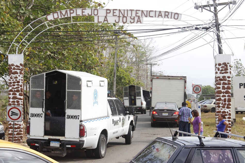 Aprehenden a mayor de la Policía que intentaba introducir celulares a la cárcel La Joya