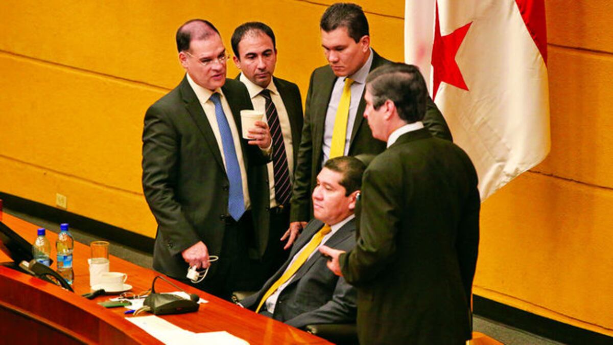 Diputados de diversas bancadas dialogan con el presidente del Legislativo, Rubén De León, en medio del segundo debate al proyecto que reforma la ley de contrataciones públicas.