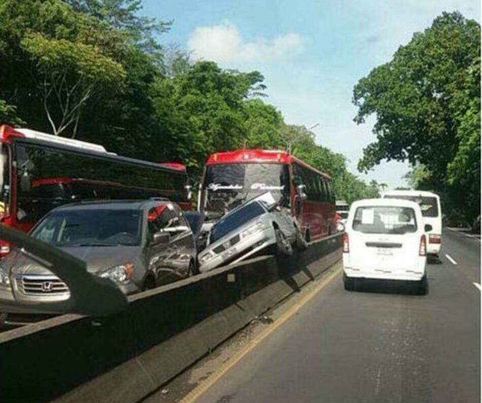 Choque múltiple en Loma Cová; 12 heridos y 10 vehículos involucrados