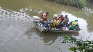 Buscan origen de inusual coloración en el río Parita
