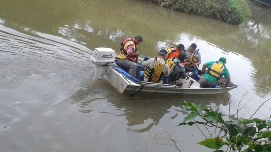 Buscan origen de inusual coloración en el río Parita