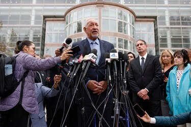 Se aplaza para 2025 la audiencia de los hermanos Menéndez para considerar una nueva sentencia