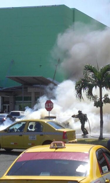 Se incendia taxi en centro comercial de Colón
