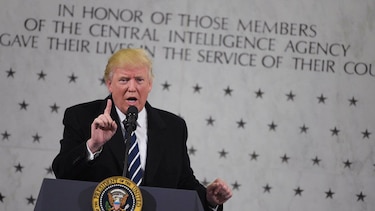 Presidente Donald Trump visita la CIA; ataca a los medios
