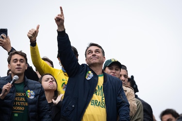 Una investigación contra Flávio Bolsonaro empantana la campaña electoral en Brasil