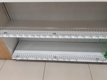 Alcohol, vitamina C y antibacteriales se agotan; comercios abarrotados